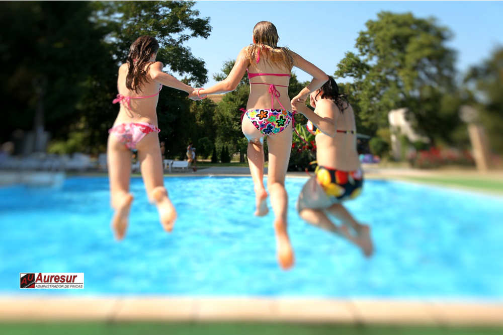 Socorristas en las piscinas comunitarias